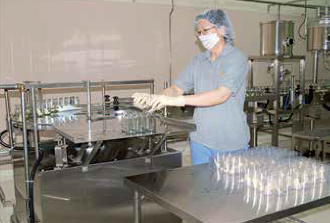 bird's nest is poured manually into the bottle